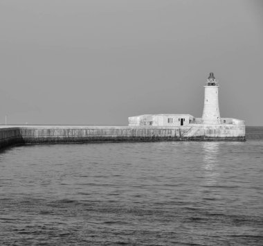 Deniz feneri sahnesi, siyah beyaz