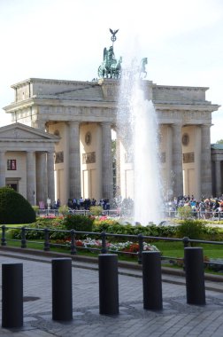 Gün ışığında şehir caddesi manzarası
