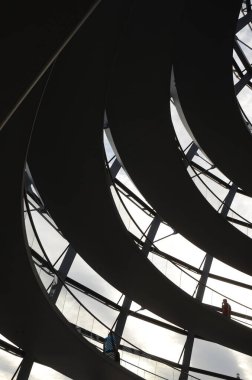 Reichstag Kubbesi 'nin içinde insanlar olan görüntüsü, Berlin, Almanya