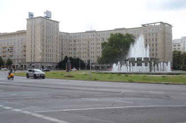 Gün ışığında şehir caddesi manzarası