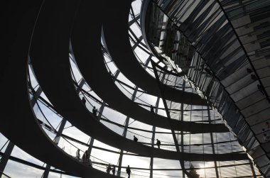 Reichstag Kubbesi 'nin içinde insanlar olan görüntüsü, Berlin, Almanya