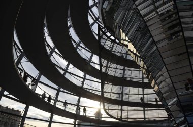 Reichstag Kubbesi 'nin içinde insanlar olan görüntüsü, Berlin, Almanya