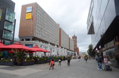 Gün ışığında şehir caddesi manzarası