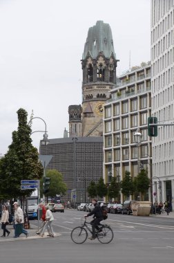 Gün ışığında şehir caddesi manzarası