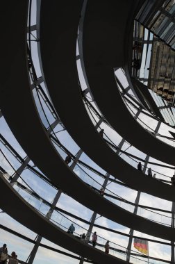 Reichstag Kubbesi 'nin içinde insanlar olan görüntüsü, Berlin, Almanya