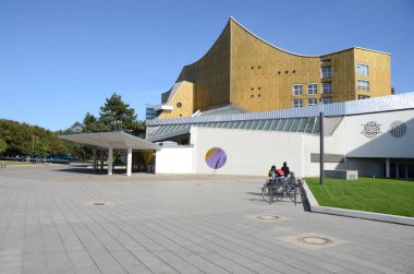 Gün ışığında şehir caddesi manzarası