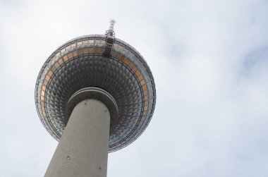 Mimari çekim, gökyüzündeki kule manzarası