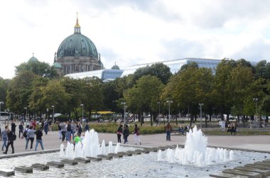 Gün ışığında şehir caddesi manzarası