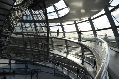 Reichstag Kubbesi 'nin içinde insanlar olan görüntüsü, Berlin, Almanya