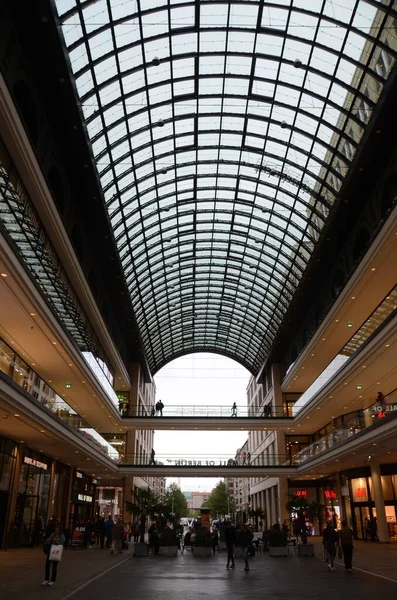 Techo Cristal Sobre Patio Del Centro Comercial Con Gente —  Fotos de Stock