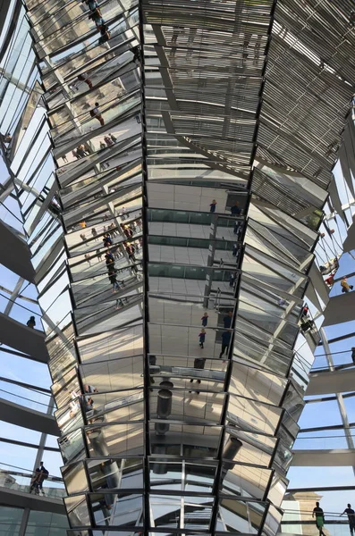 Uitzicht Bouw Van Reichstag Koepel Met Mensen Binnen Berlijn Duitsland — Stockfoto