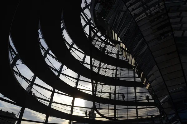 Reichstag Kubbesi 'nin içinde insanlar olan görüntüsü, Berlin, Almanya
