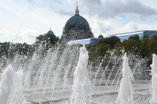 Malowniczy Widok Berlińskiego Domu Fontanny Pierwszym Planie Berlin Niemcy — Zdjęcie stockowe