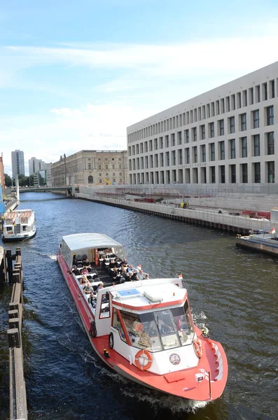 Barcos Que Mueven Sobre Río Escena Urbana — Foto de Stock