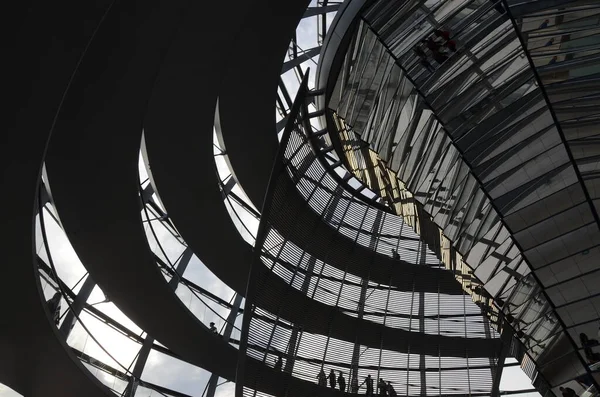 Uitzicht Bouw Van Reichstag Koepel Met Mensen Binnen Berlijn Duitsland — Stockfoto