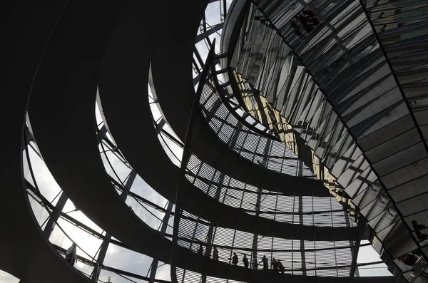 Reichstag Kubbesi 'nin içinde insanlar olan görüntüsü, Berlin, Almanya