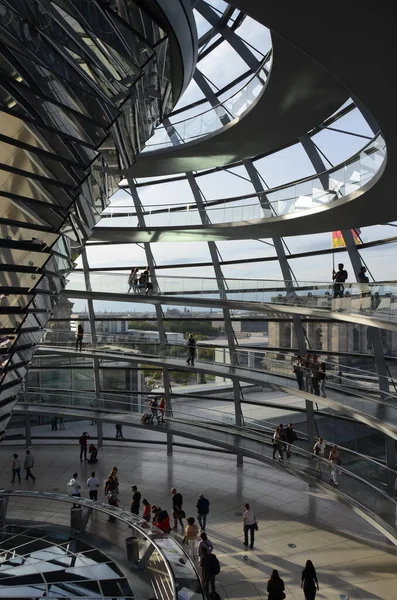 Vista Construção Cúpula Reichstag Com Pessoas Dentro Berlim Alemanha — Fotografia de Stock