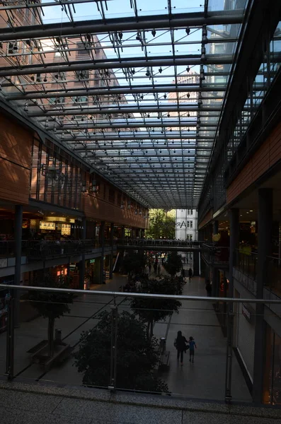 Vista Del Cortile Del Centro Commerciale Con Gente — Foto Stock