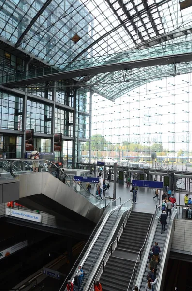 Interno Della Stazione Ferroviaria Con Tetto Vetro — Foto Stock