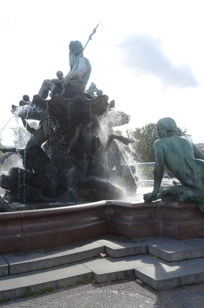 Vue Sur Fontaine Avec Sculptures Ciel Nuageux — Photo