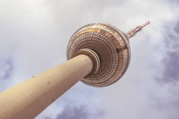 Mimari Çekim Gökyüzündeki Kule Manzarası — Stok fotoğraf