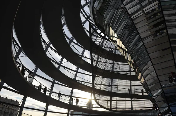 Reichstag Kubbesi 'nin içinde insanlar olan görüntüsü, Berlin, Almanya