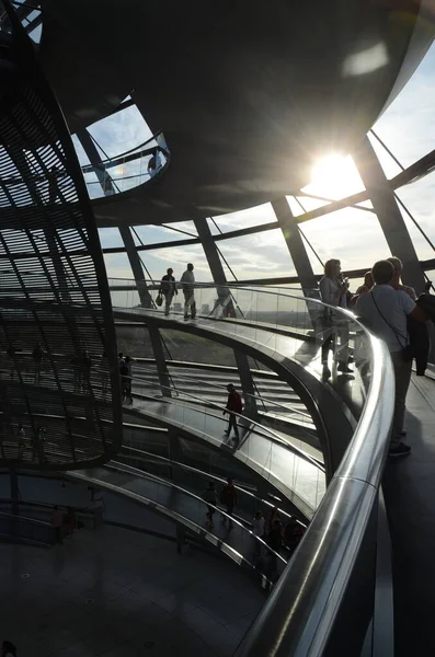 Reichstag Kubbesi 'nin içinde insanlar olan görüntüsü, Berlin, Almanya