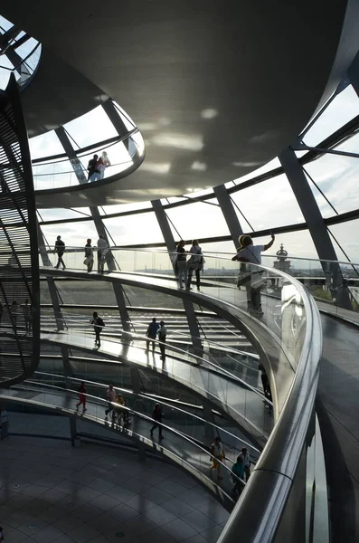 Reichstag Kubbesi 'nin içinde insanlar olan görüntüsü, Berlin, Almanya