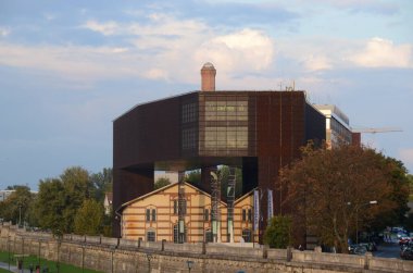 Gün ışığında şehir caddesi manzarası