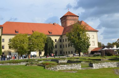 Gün ışığında şehir caddesi manzarası