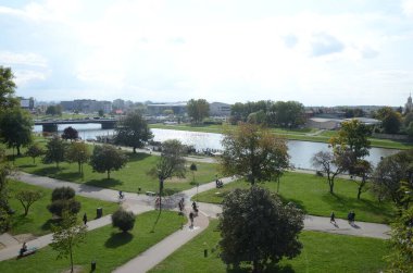 Gün ışığında şehir caddesi manzarası