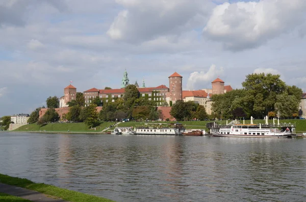 Burg Über Fluss Reiseschuss — Stockfoto