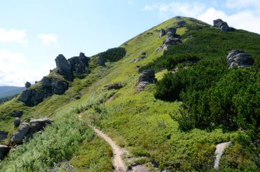 Bulutlu gökyüzü ile dağlık manzaranın güzel manzarası