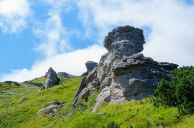 Bulutlu gökyüzü ile dağlık manzaranın güzel manzarası