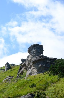 Bulutlu gökyüzü ile dağlık manzaranın güzel manzarası