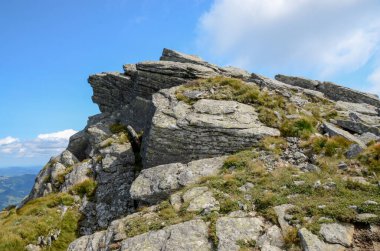 Bulutlu gökyüzü ile dağlık manzaranın güzel manzarası