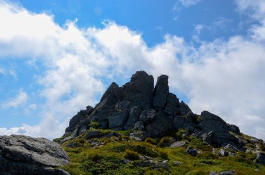 Bulutlu gökyüzü ile dağlık manzaranın güzel manzarası