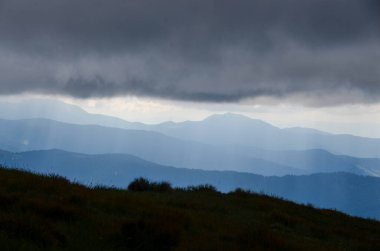Bulutlu gökyüzü ile dağlık manzaranın güzel manzarası