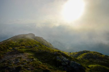 Bulutlu gökyüzü ile dağlık manzaranın güzel manzarası