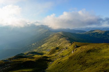 Bulutlu gökyüzü ile dağlık manzaranın güzel manzarası