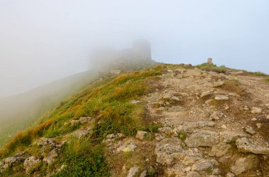 Tepede çevrili inşaat manzarası
