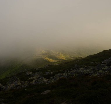 Tepede çevrili inşaat manzarası