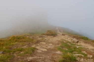Tepede çevrili inşaat manzarası