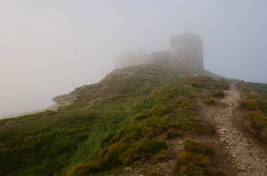 Tepede çevrili inşaat manzarası
