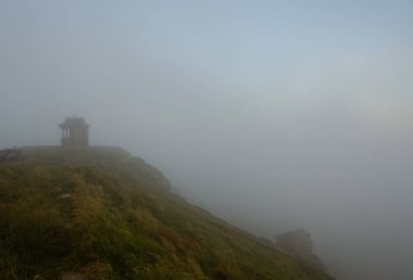 Tepede çevrili inşaat manzarası