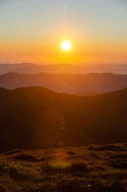 Gün batımı gökyüzü ile güzel bir dağ manzarası