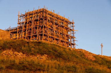 Tepedeki mimarinin manzarası güzel bir dağ manzarası. 