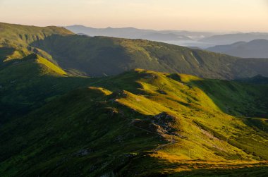 Gün batımı gökyüzü ile güzel bir dağ manzarası