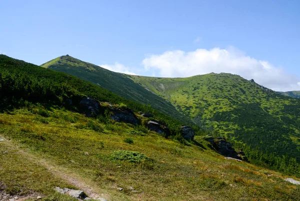 Prachtig Uitzicht Bergachtig Landschap Met Bewolkte Lucht — Stockfoto