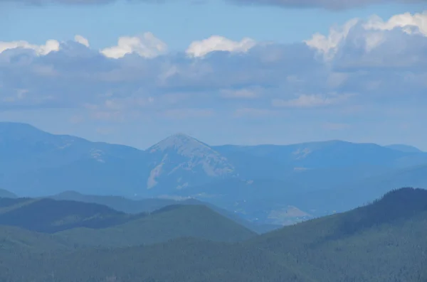 曇り空の山の風景の美しい景色 — ストック写真